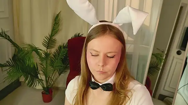 Sophie Peach  online show from 7, 4, 2026