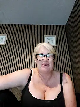 FlirtyFleur-x online show from 7, 6, 2026