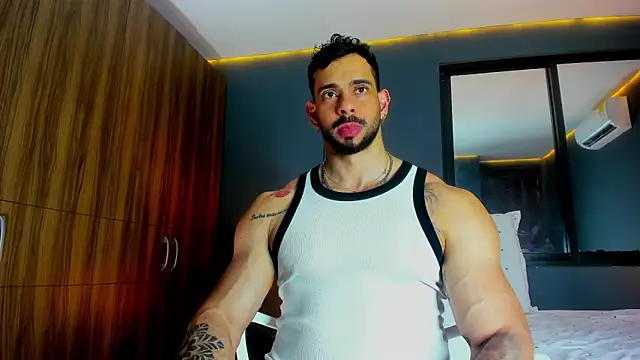 Snapshot of massimo_visconti chatting on 8, 4, 2026 massimo visconti online show from 8, 4, 2026