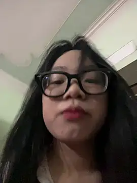 Snapshot of Leeeeiu chatting on 27, 5, 2026 Leeeeiu online show from 27, 5, 2026