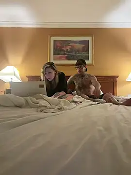 Darkcrowncouple online show from 28, 2, 2026