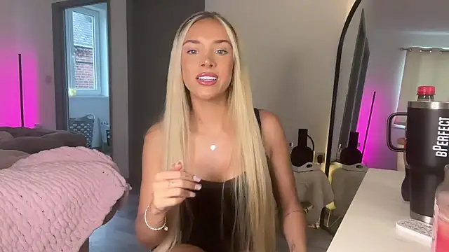 Snapshot of Naughtyblondex chatting on 21, 6, 2026 Naughtyblondex online show from 21, 6, 2026