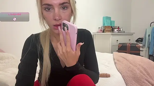 Snapshot of Naughtyblondex chatting on 17, 7, 2026 Naughtyblondex online show from 17, 7, 2026