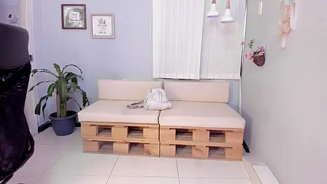 Nahomy Collins  online show from 26, 3, 2026