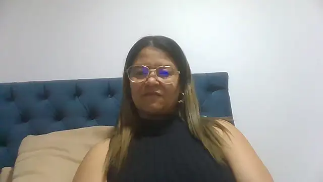 Jiwon Han online show from 12, 4, 2026