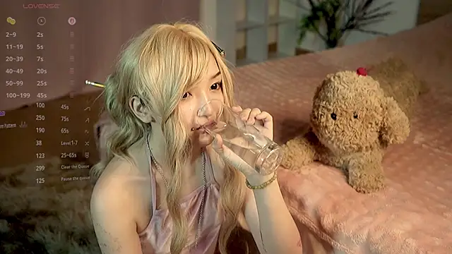 Snapshot of Linhmew chatting on 16, 6, 2026 Linhmew online show from 16, 6, 2026