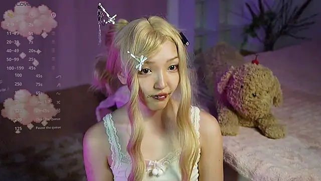 Snapshot of Linhmew chatting on 15, 7, 2026 Linhmew online show from 15, 7, 2026