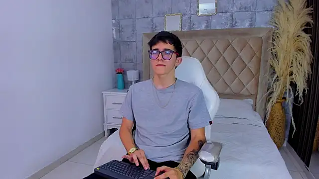 TylerCross  online show from 8, 4, 2026