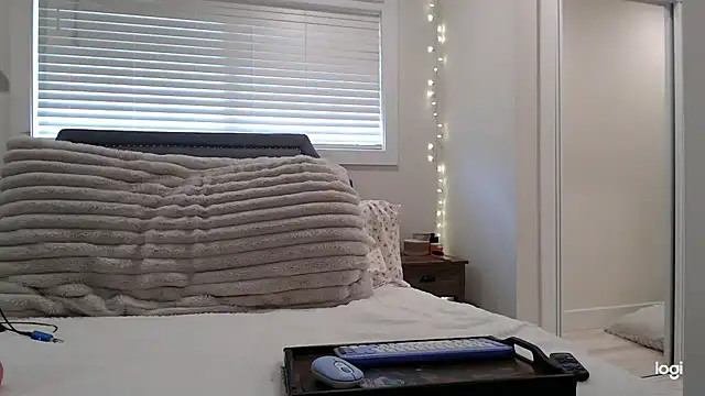 SecretsNextDoor online show from 22, 4, 2026