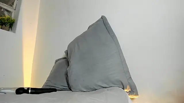 Hannah White  online show from 6, 7, 2026