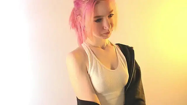 August female online show from 25, 4, 2026