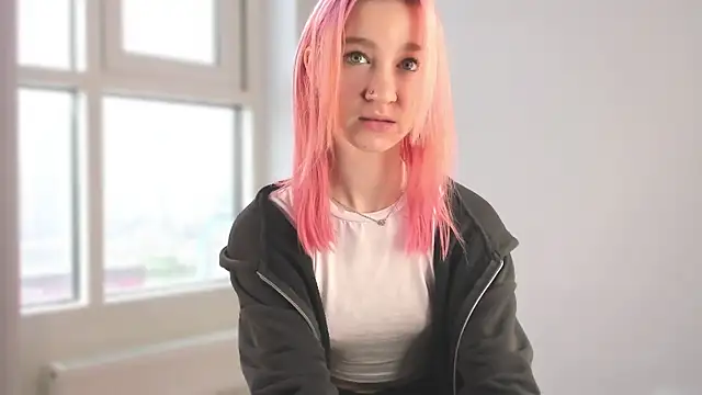 August female online show from 26, 4, 2026