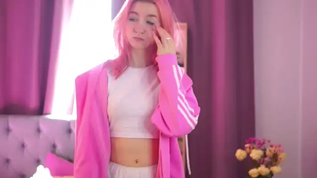 August female online show from 27, 4, 2026