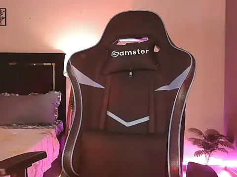 NaughtyUrus online show from 25, 4, 2026