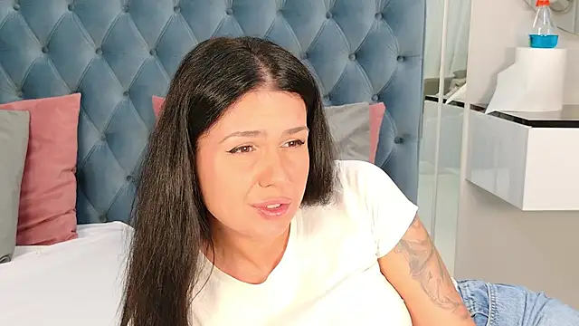 Snapshot of AnneRey chatting on 8, 5, 2026 AnneRey online show from 8, 5, 2026