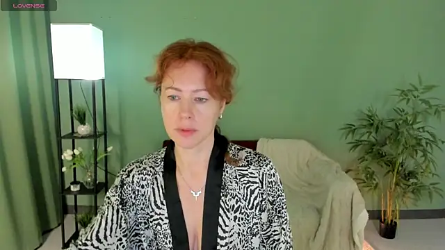 Snapshot of LeticiaRomano chatting on 7, 7, 2026 LeticiaRomano online show from 7, 7, 2026