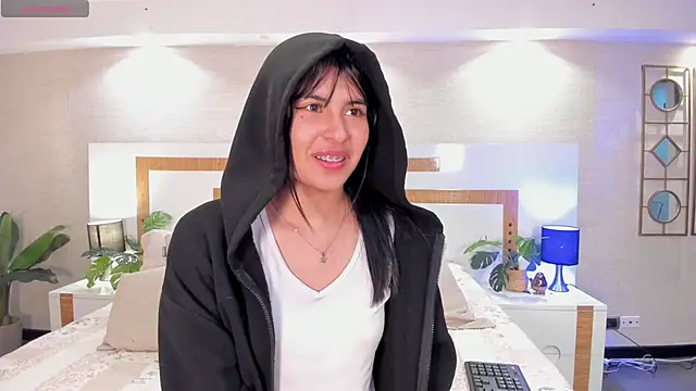 Snapshot of Violettaa_Stone chatting on 23, 6, 2026 Violettaa Stone online show from 23, 6, 2026
