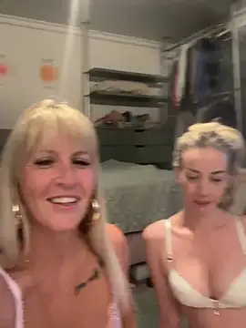 Snapshot of AtomBlondy chatting on 10, 6, 2026 AtomBlondy online show from 10, 6, 2026
