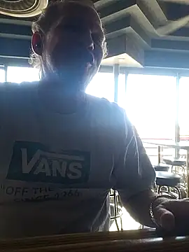 Snapshot of yourMasterisBored chatting on 29, 4, 2026 yourMasterisBored online show from 29, 4, 2026