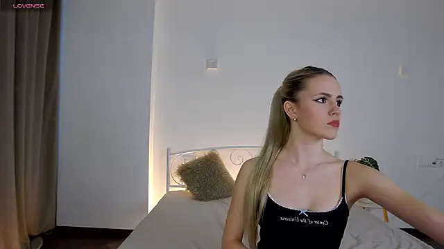 Snapshot of NessaReig chatting on 7, 4, 2026 NessaReig online show from 7, 4, 2026