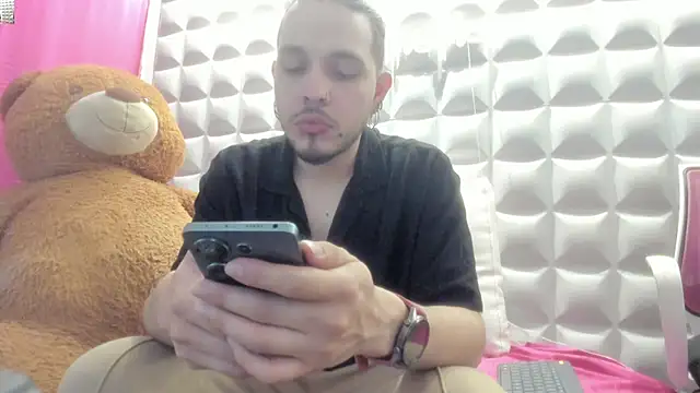 Snapshot of Bry__ chatting on 22, 4, 2026 Bry online show from 22, 4, 2026