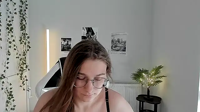 Snapshot of Mia_kristal chatting on 4, 7, 2026 Mia kristal online show from 4, 7, 2026