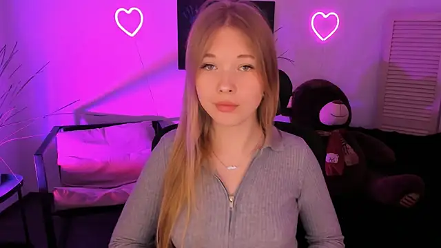 Snapshot of LunasFrost chatting on 6, 4, 2026 LunasFrost online show from 6, 4, 2026