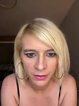 Snapshot of evaluminax chatting on 6, 4, 2026 evaluminax online show from 6, 4, 2026