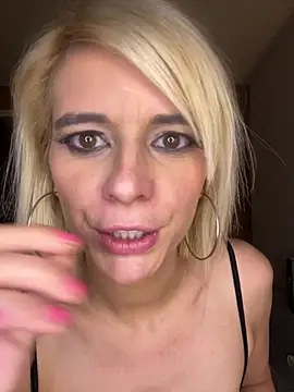 Snapshot of evaluminax chatting on 6, 4, 2026 evaluminax online show from 6, 4, 2026