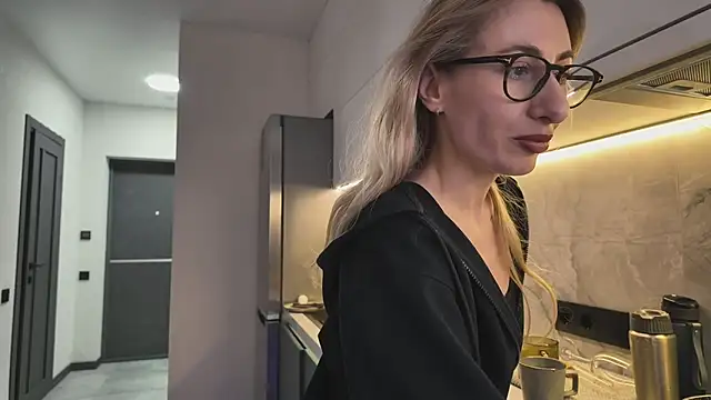 Snapshot of HEY_KITSUNKA chatting on 6, 4, 2026 HEY KITSUNKA online show from 6, 4, 2026