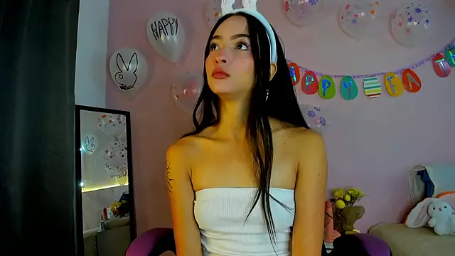 Snapshot of Daphne_Rosse chatting on 5, 4, 2026 Daphne Rosse online show from 5, 4, 2026