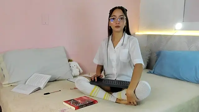 Snapshot of Daphne_Rosse chatting on 9, 4, 2026 Daphne Rosse online show from 9, 4, 2026