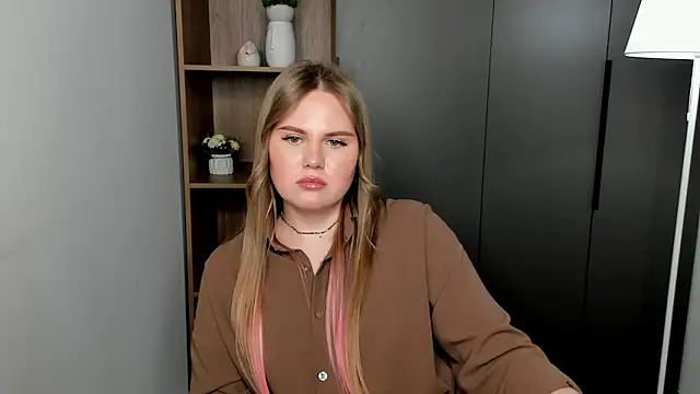 Snapshot of PaulinaBigley chatting on 1, 4, 2026 PaulinaBigley online show from 1, 4, 2026