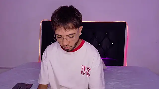 Snapshot of andymaxwell chatting on 25, 3, 2026 andymaxwell online show from 25, 3, 2026