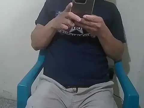 Snapshot of Luis-Armando chatting on 7, 4, 2026 Luis-Armando online show from 7, 4, 2026