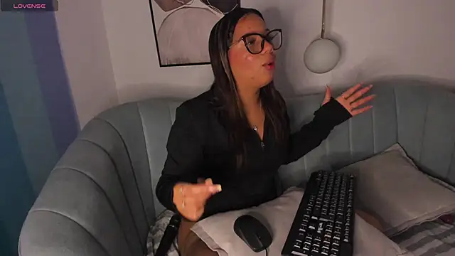 Snapshot of ZaraBlazze_ chatting on 1, 6, 2026 ZaraBlazze online show from 1, 6, 2026