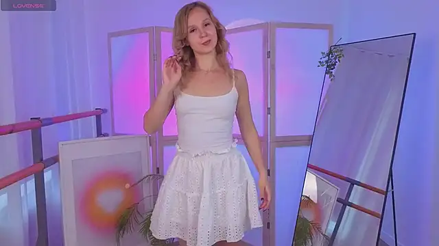 Snapshot of sophie_blossom_ chatting on 17, 6, 2026 sophie blossom online show from 17, 6, 2026