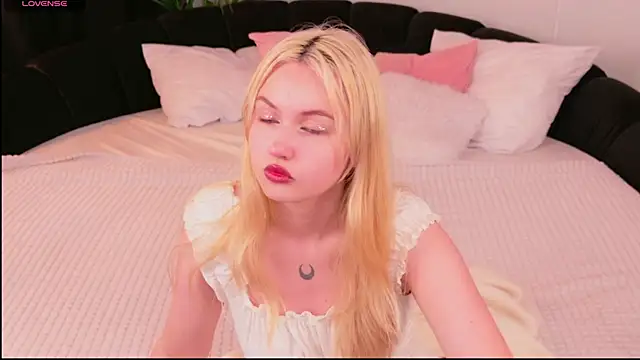 Snapshot of Lilly_Eyes chatting on 9, 7, 2026 Lilly Eyes online show from 9, 7, 2026