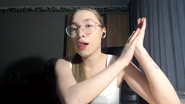 Milaissocute online show from 3, 6, 2026