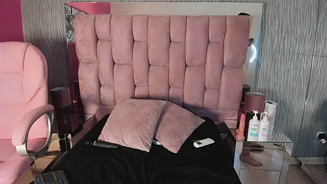 Ashly bloom  online show from 15, 7, 2026