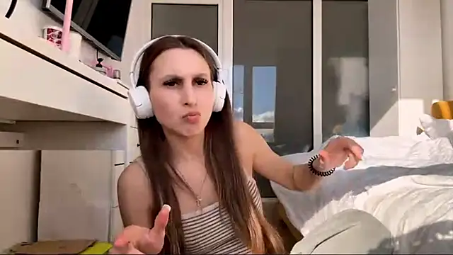 Snapshot of LynetteMerino chatting on 5, 4, 2026 LynetteMerino online show from 5, 4, 2026