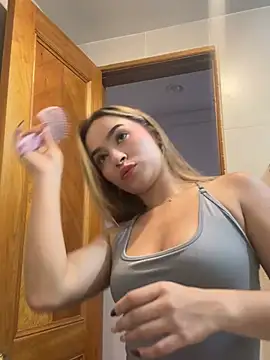 Snapshot of AmyRusso chatting on 15, 4, 2026 AmyRusso online show from 15, 4, 2026