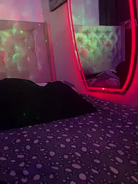 Snapshot of pauline_and_bruno chatting on 14, 4, 2026 pauline and bruno online show from 14, 4, 2026