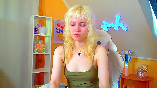 Snapshot of HannahHollis chatting on 3, 6, 2026 HannahHollis online show from 3, 6, 2026