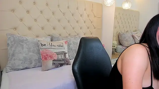 Snapshot of luna_bloomm_ chatting on 18, 4, 2026 luna bloomm online show from 18, 4, 2026