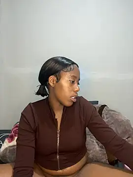 Snapshot of petite_bee chatting on 7, 7, 2026 petite bee online show from 7, 7, 2026