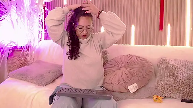 Snapshot of Velvet_Curly chatting on 23, 5, 2026 Velvet Curly online show from 23, 5, 2026
