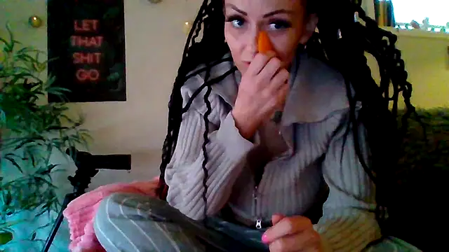 Snapshot of shyhornymommy chatting on 26, 4, 2026 shyhornymommy online show from 26, 4, 2026