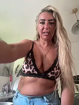 Snapshot of Naughtyhousewife_x chatting on 18, 5, 2026 Naughtyhousewife x online show from 18, 5, 2026