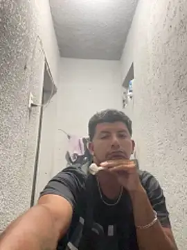 Snapshot of Alcantar01 chatting on 17, 5, 2026 Alcantar01 online show from 17, 5, 2026